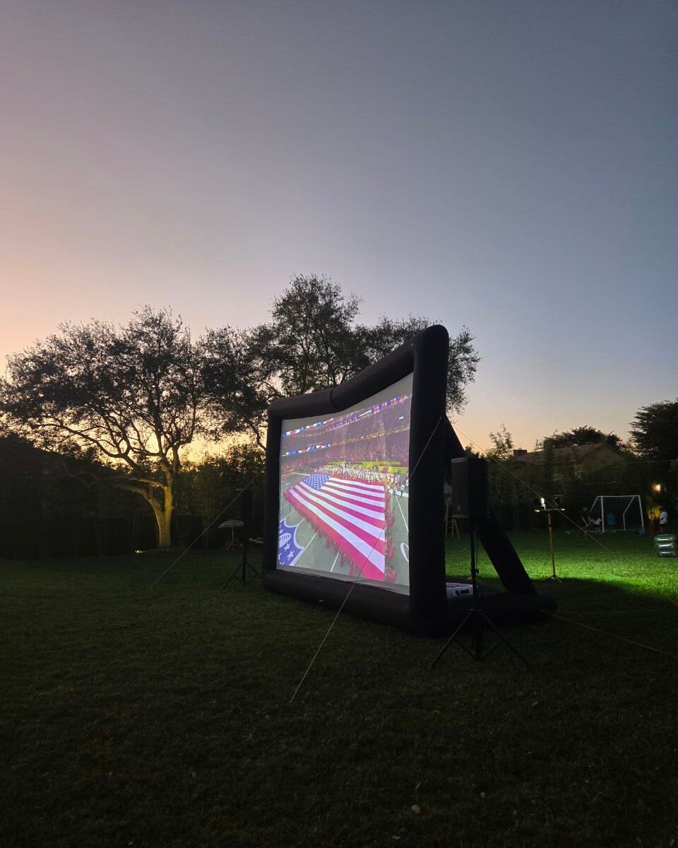 OUTDOOR / INDOOR MOVIE 20FT INFLATABLE